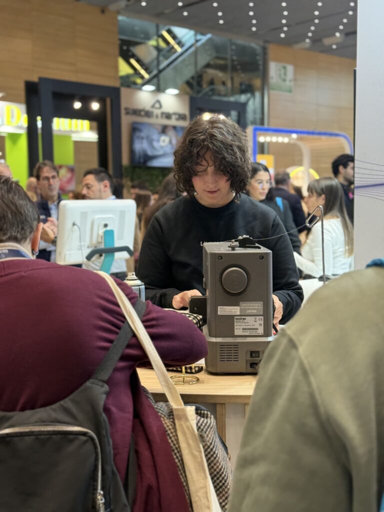 Asistentes esperando su prenda bordada