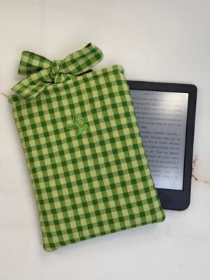 Funda de ebook Ágatha verde lima de vichy con cierre de lazo, junto a un ebook