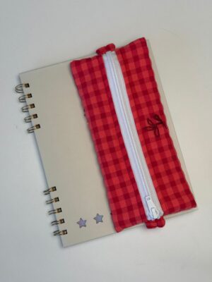 Estuche Mia rojo/coral de vichy con bordado granate