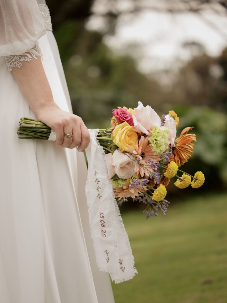 Ramo de novia con cinta bordada con la fecha de la boda