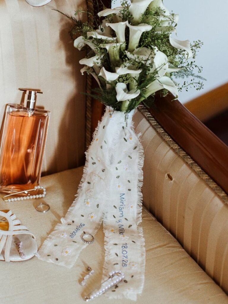 Ramo de calas blancas con cinta bordada con flores, nombres y fecha