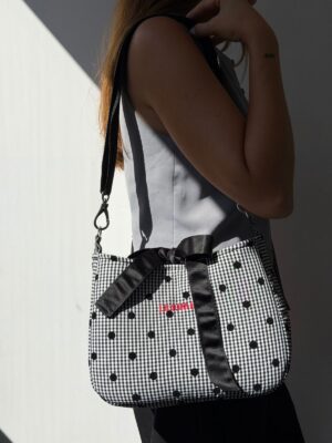 Bolso Vega de vichy blanco y negro con topos y lazo de raso, llevado al hombro