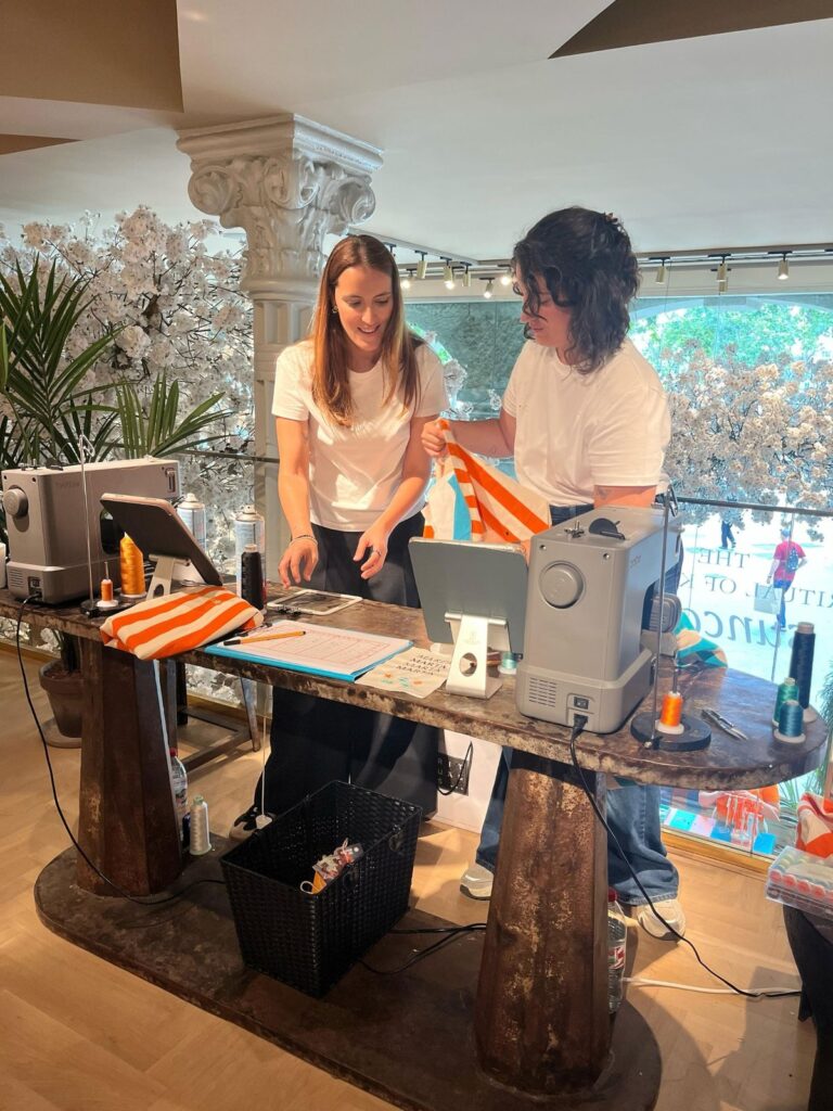 Bordado en directo personalizando una prenda para una invitada