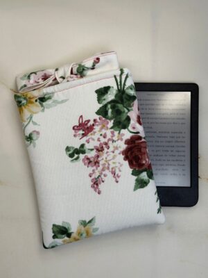 Funda de ebook Ágatha de flores sobre fondo crudo con cierre de lazo, junto a un ebook