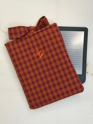 Funda de ebook Ágatha teja de vichy con cierre de lazo, junto a un ebook