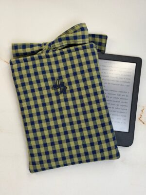 Funda de ebook Ágatha de vichy verde y azul marino con cierre de lazo, junto a un ebook