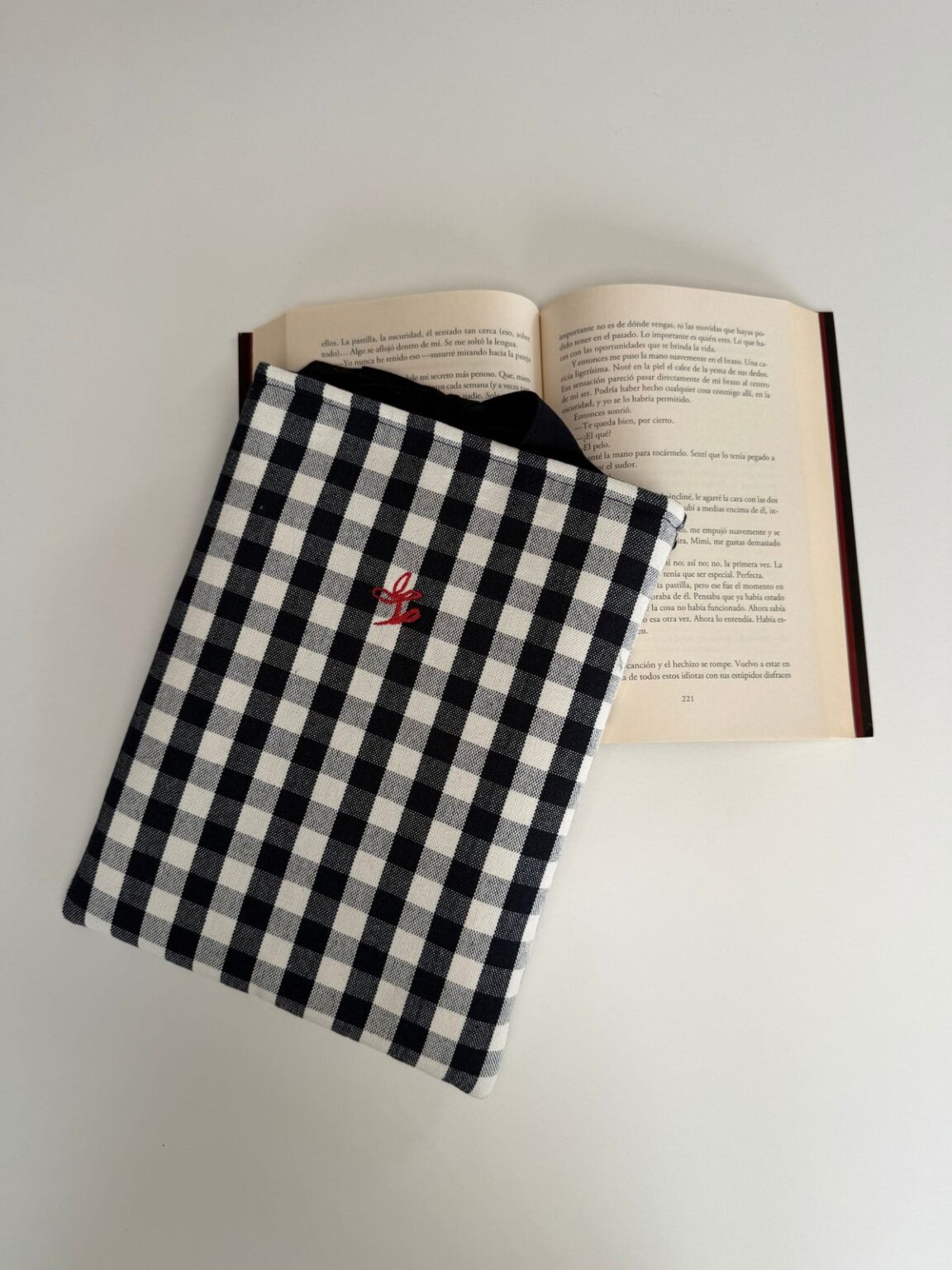 Funda de libro Ágatha vichy negro