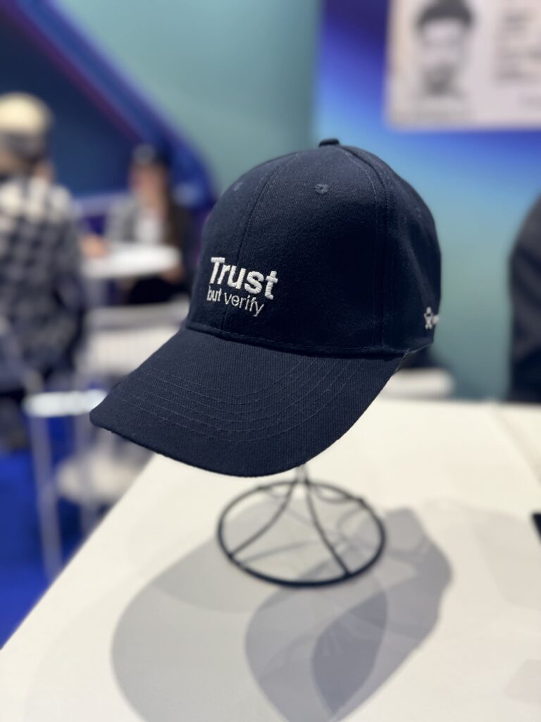Gorra personalizada con bordado en directo