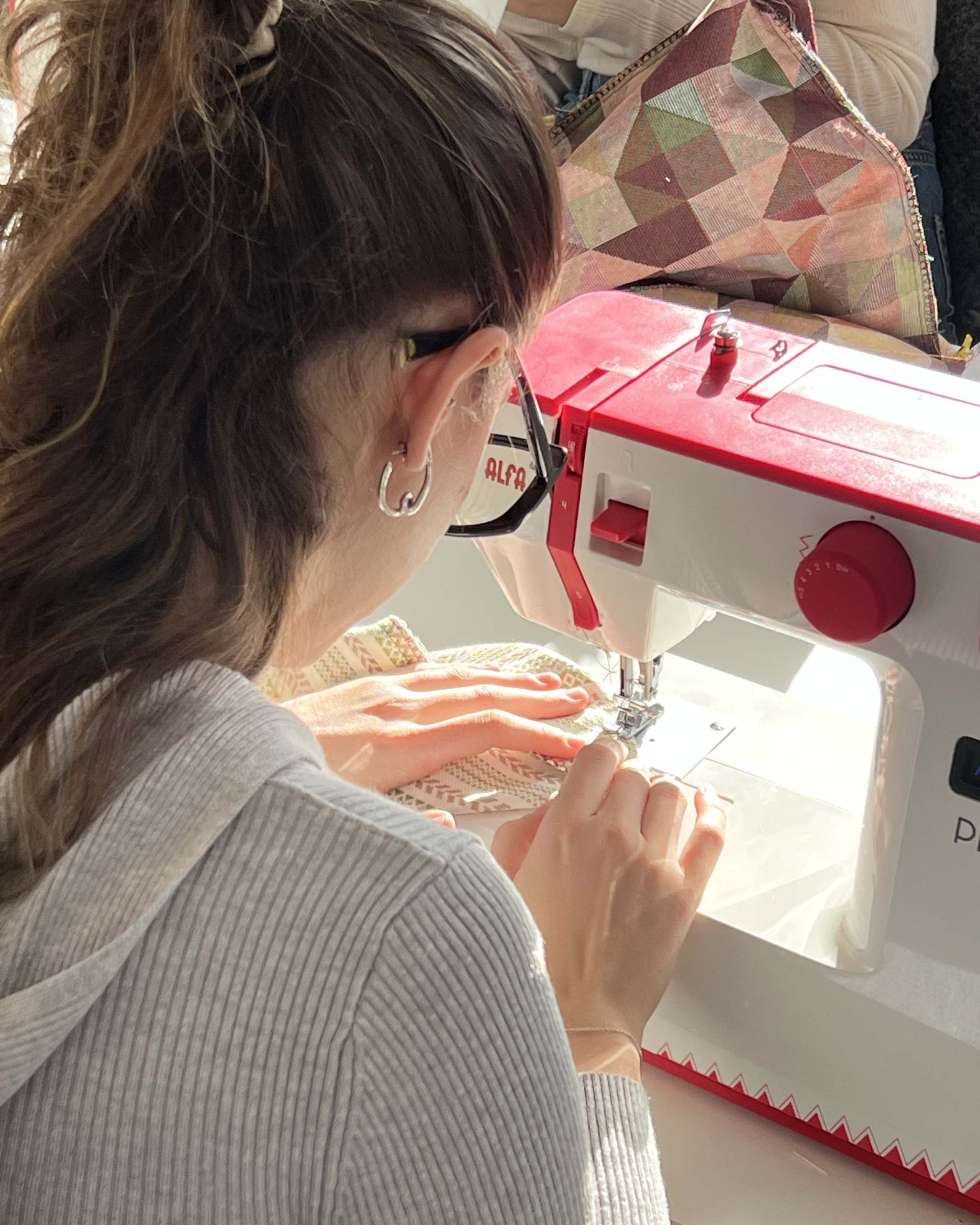 Alumna cosiendo a máquina en un taller de Lilium en Granollers