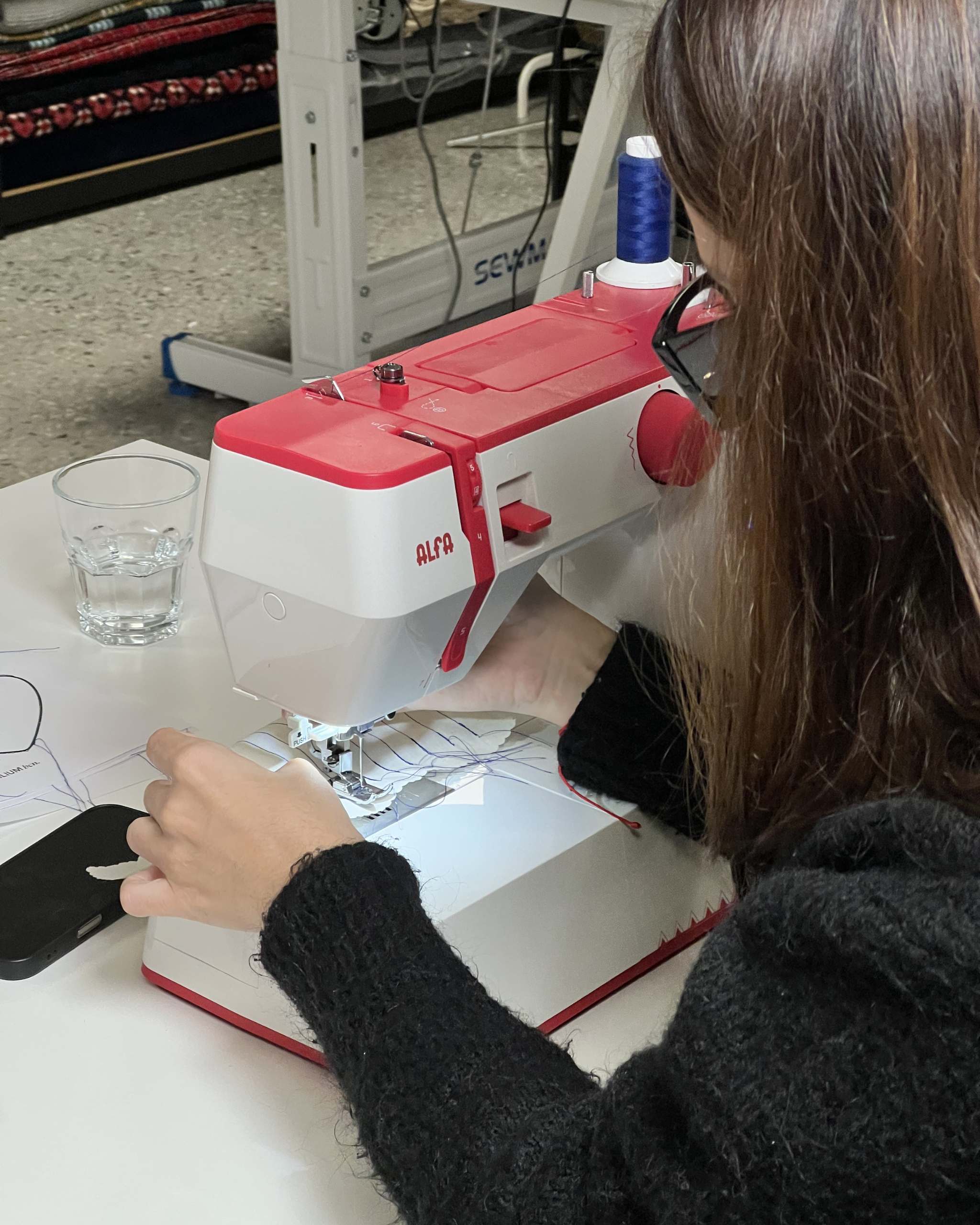 Alumna cosiendo su primer accesorio en el taller de iniciación a la costura