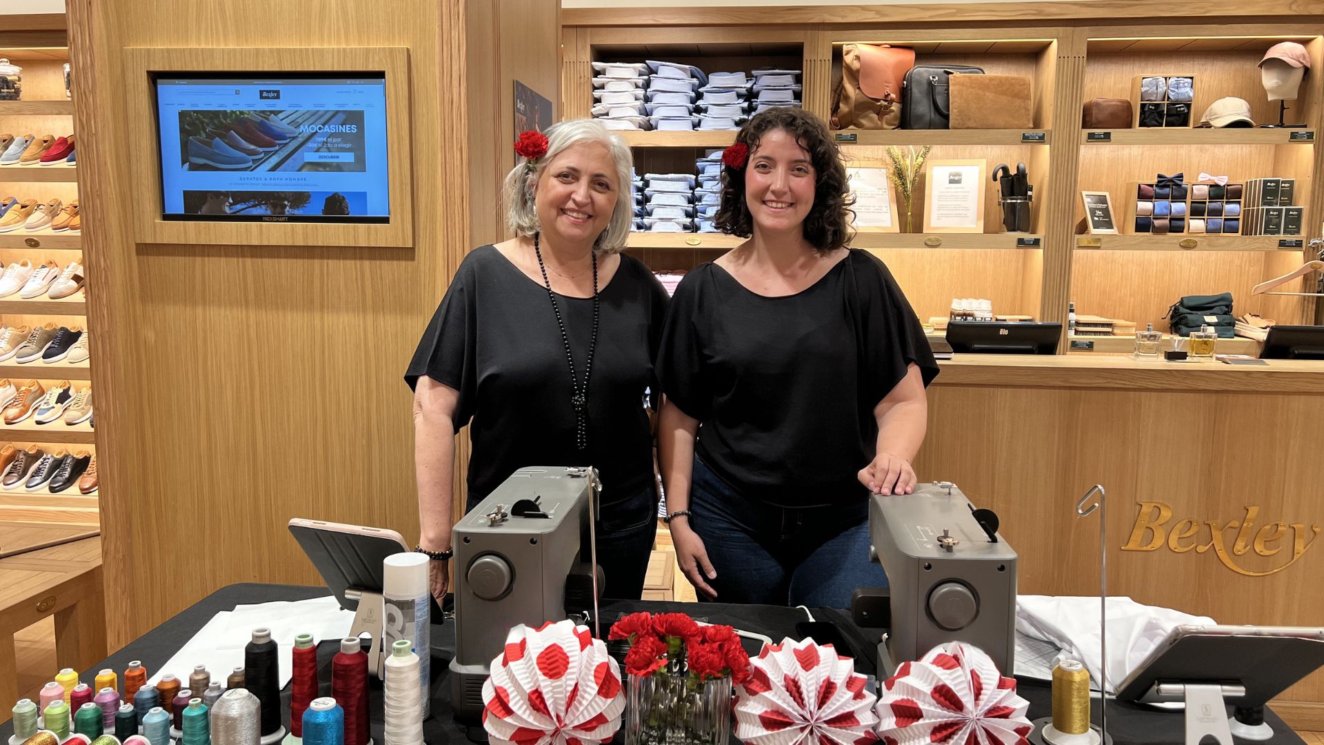El equipo de Lilium Barcelona en su stand de bordado en directo en una tienda