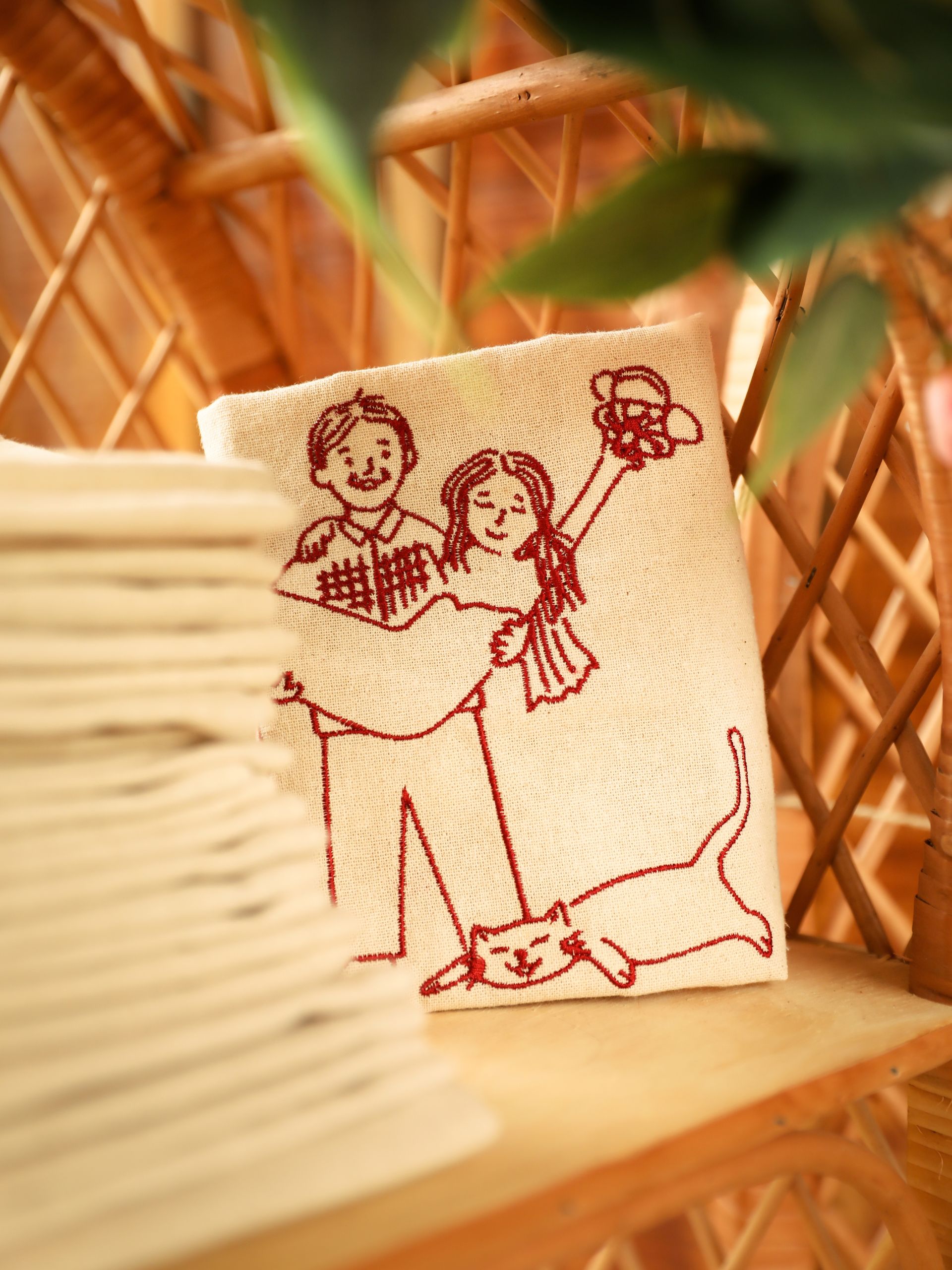 Tote bag de algodón bordada con un dibujo de los novios y su gato, regalo para los invitados de la boda