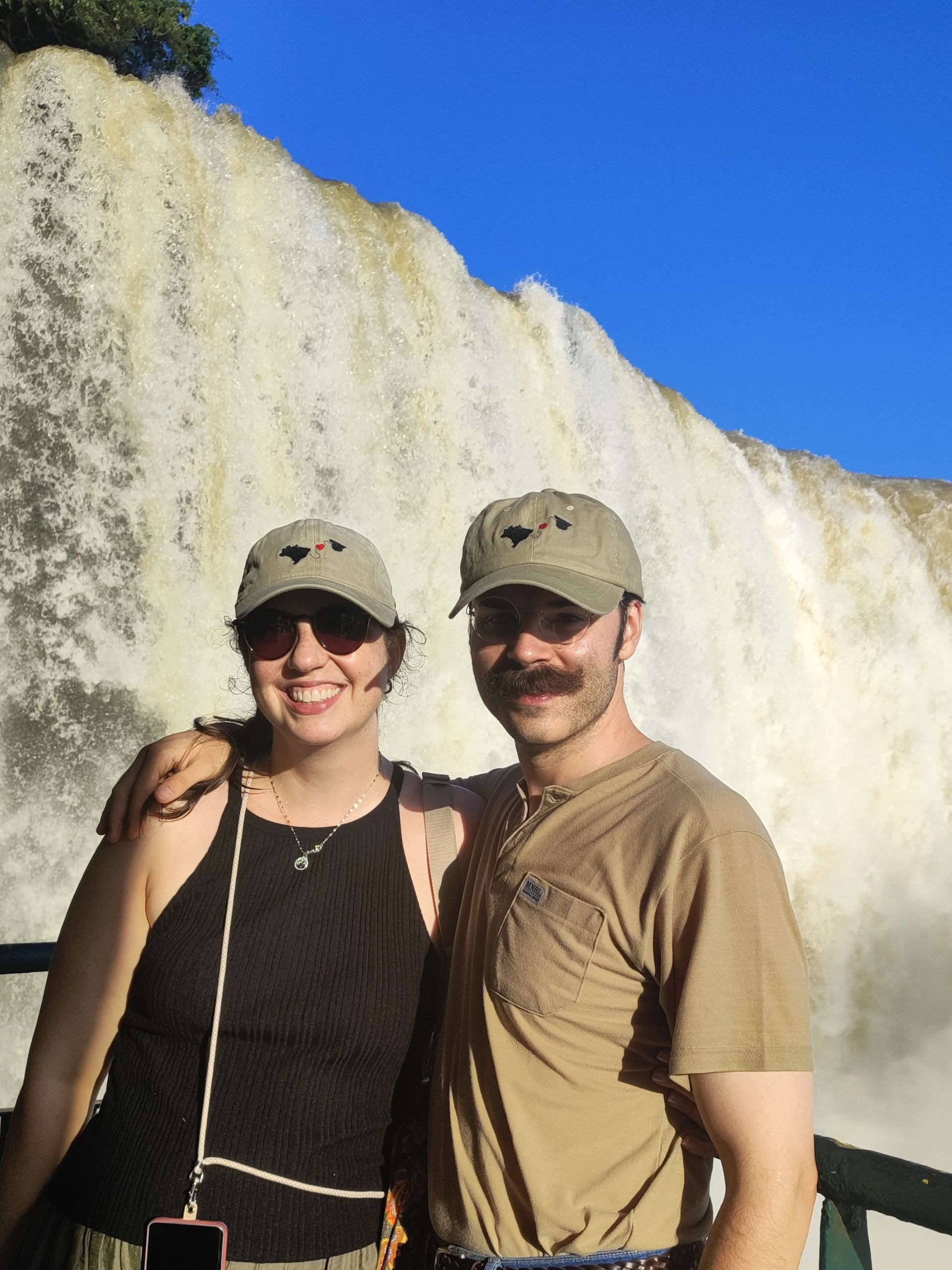 Pareja con las gorras bordadas con los mapas de Brasil y España, regalo de boda personalizado