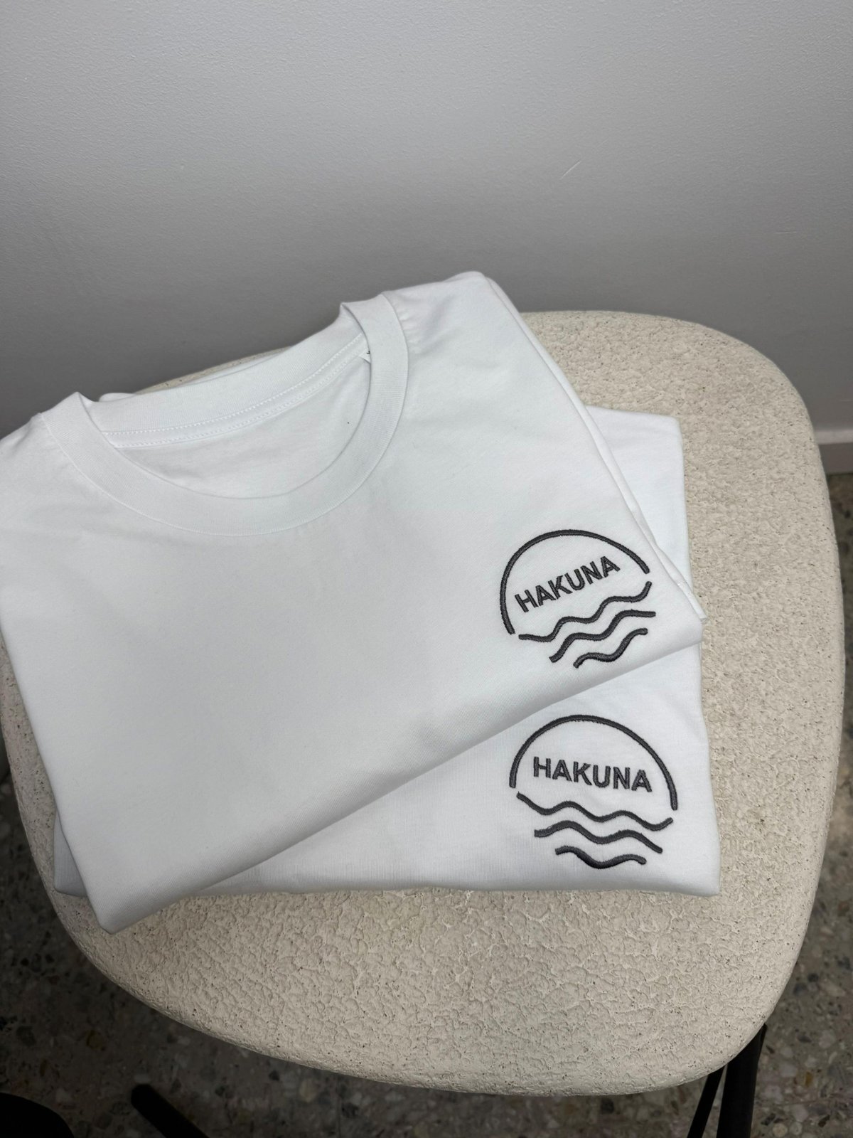 Camisetas blancas con logo bordado de Hakuna
