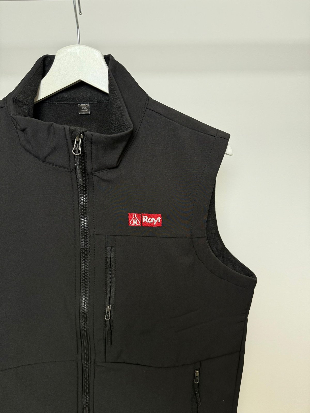 Chaleco softshell corporativo con logo bordado de Rayt