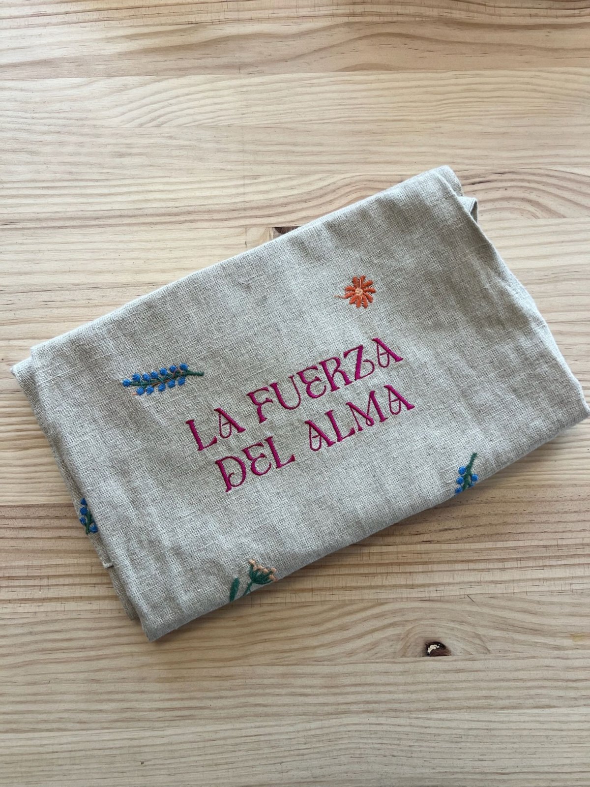 Delantal de lino con frase e ilustraciones bordadas