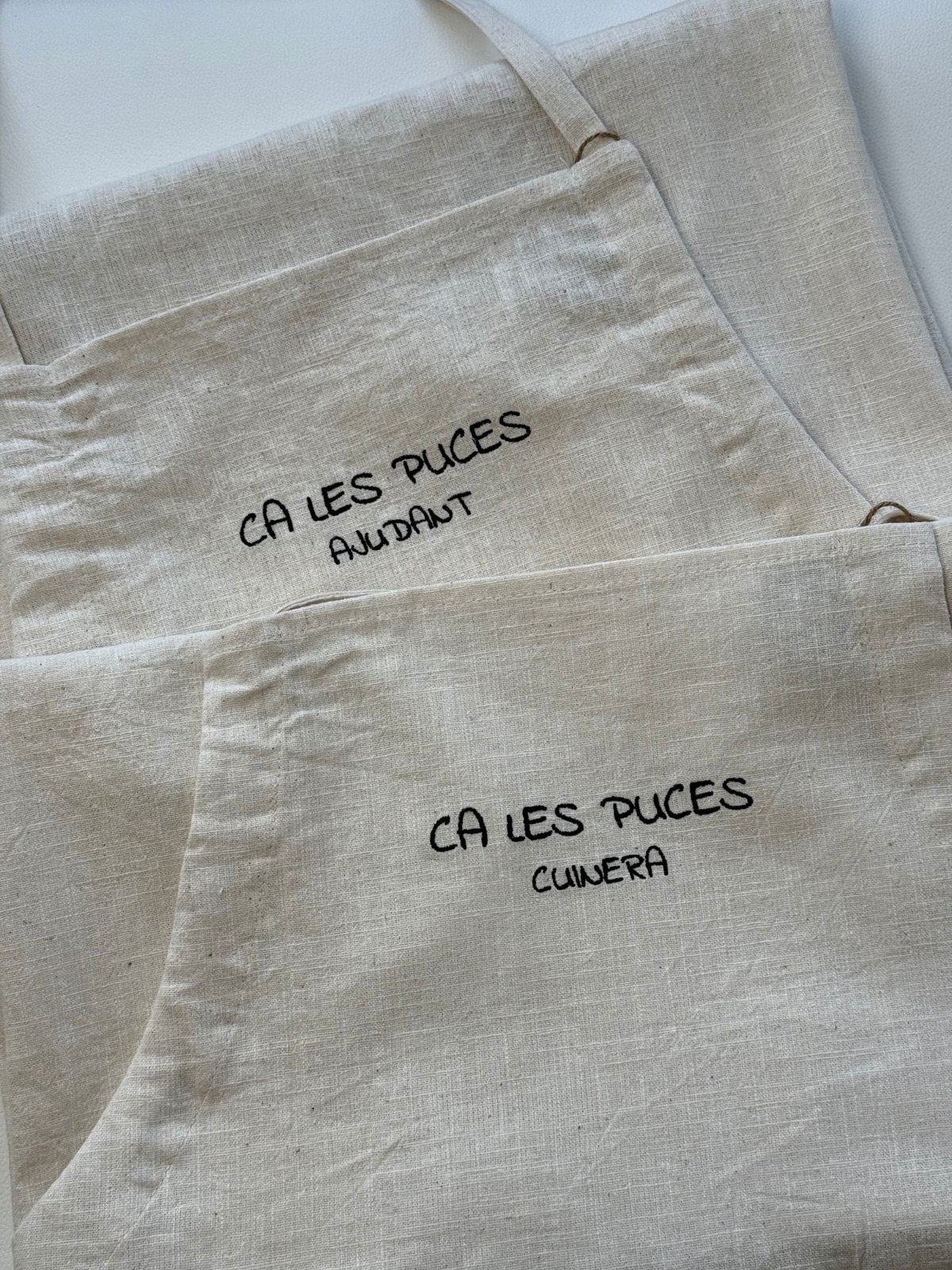 Delantales de cocina bordados con nombre y cargo para el restaurante Ca les Puces