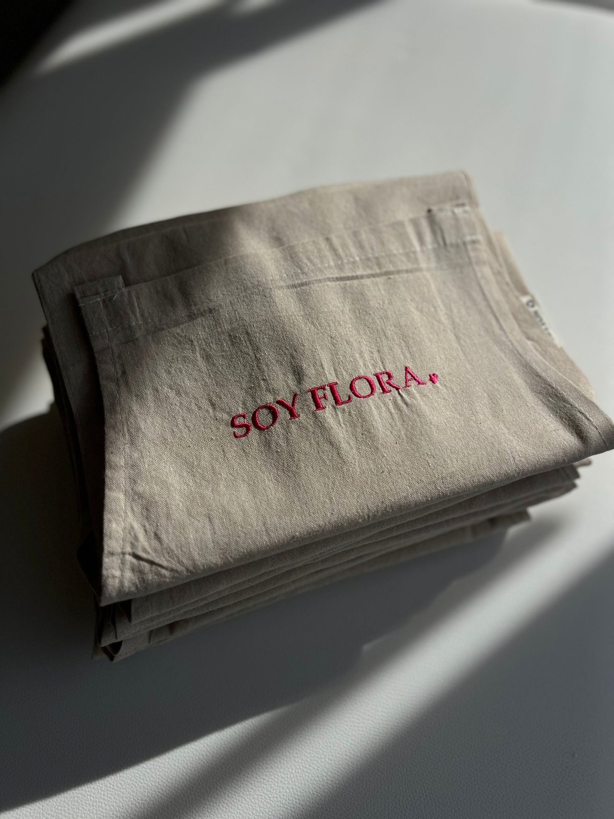 Delantales bordados con el nombre de la marca Soy Flora