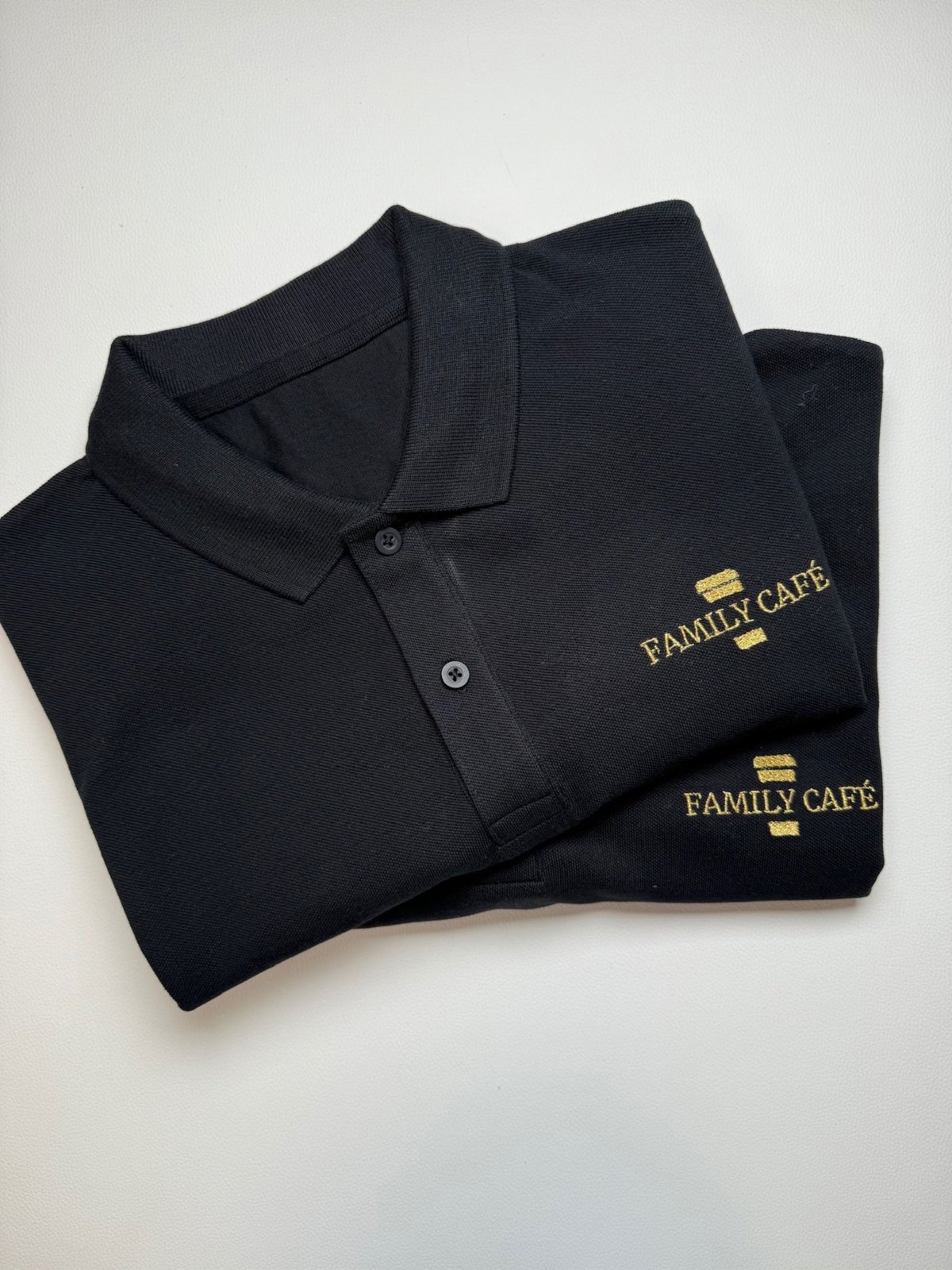 Polos de uniforme con logo de empresa bordado por Lilium Barcelona