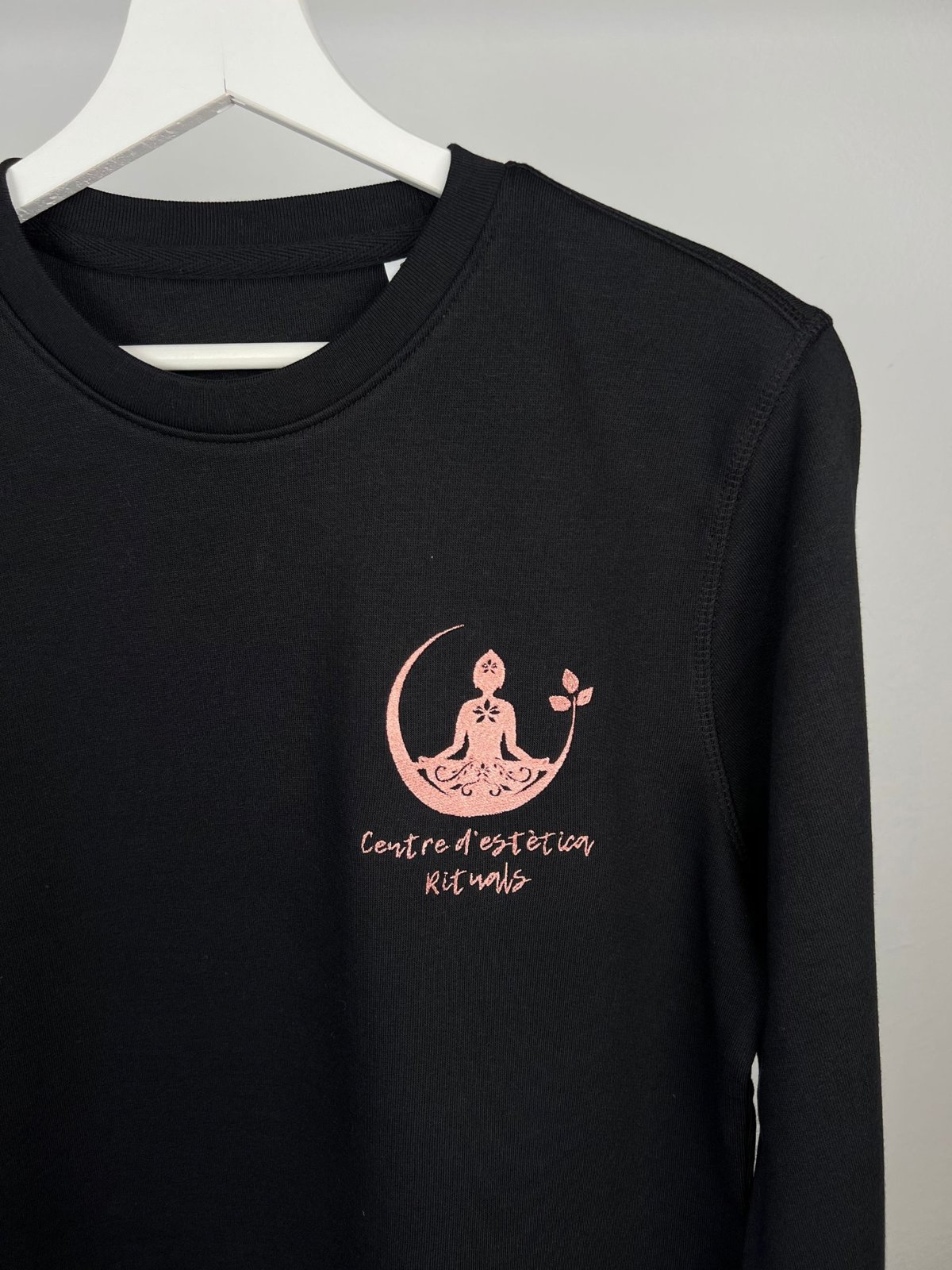 Sudadera de uniforme bordada para un centro de estética