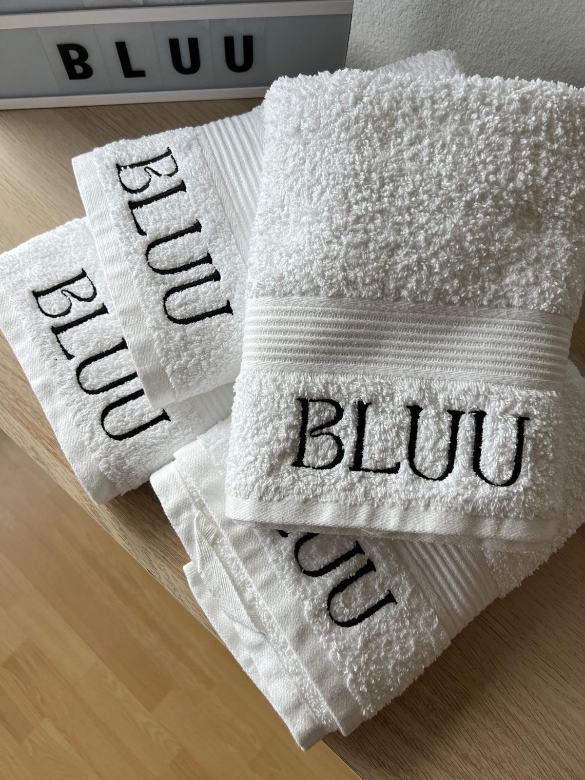 Toallas bordadas con el logo de Bluu
