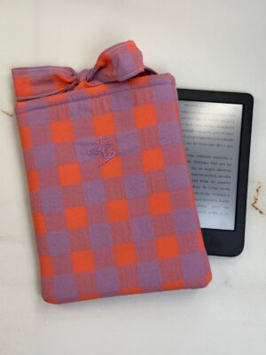 Funda de ebook Ágatha naranja y lila de vichy con cierre de lazo, junto a un ebook