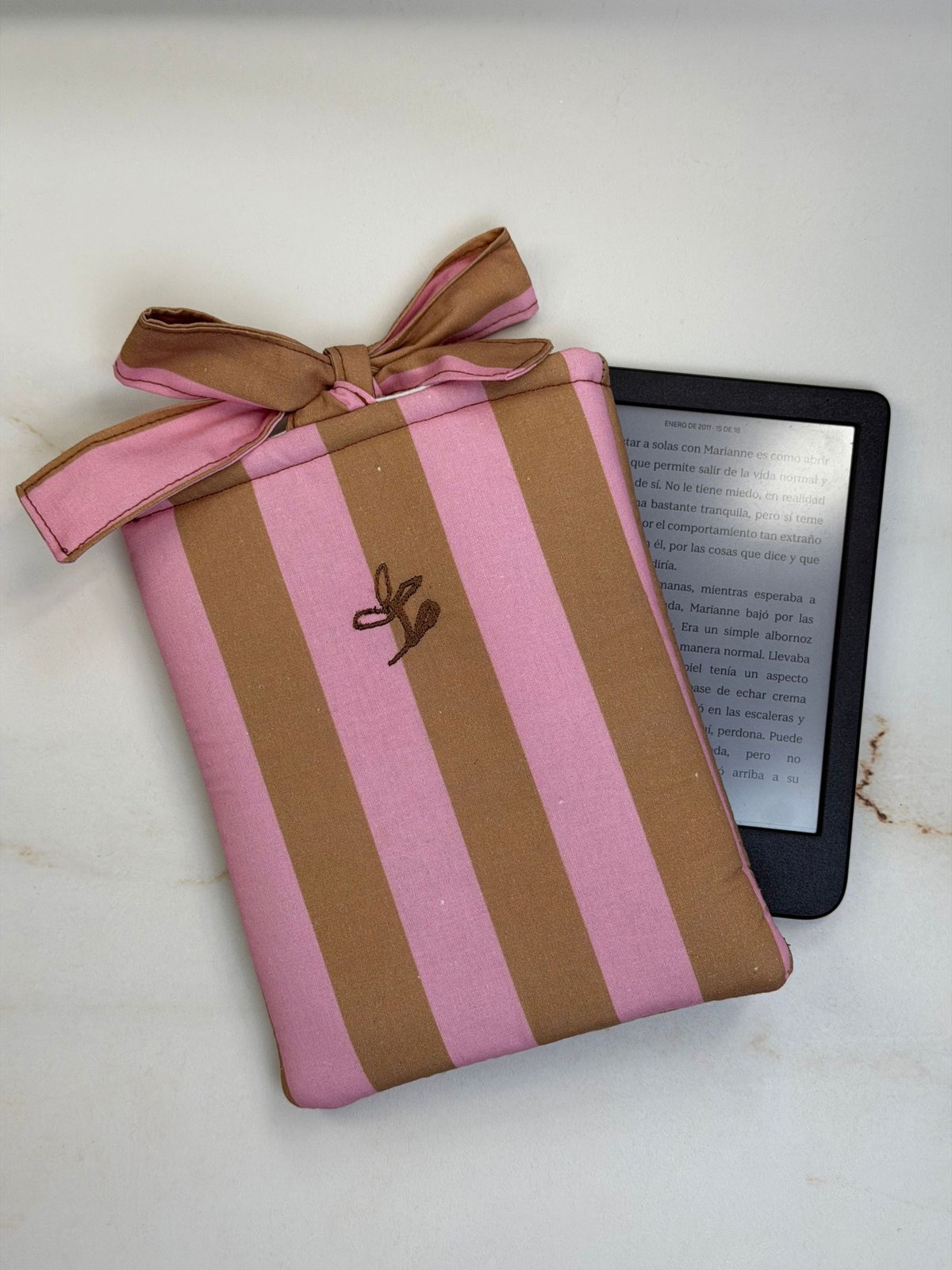Funda de ebook Ágatha rayas rosa/marrón