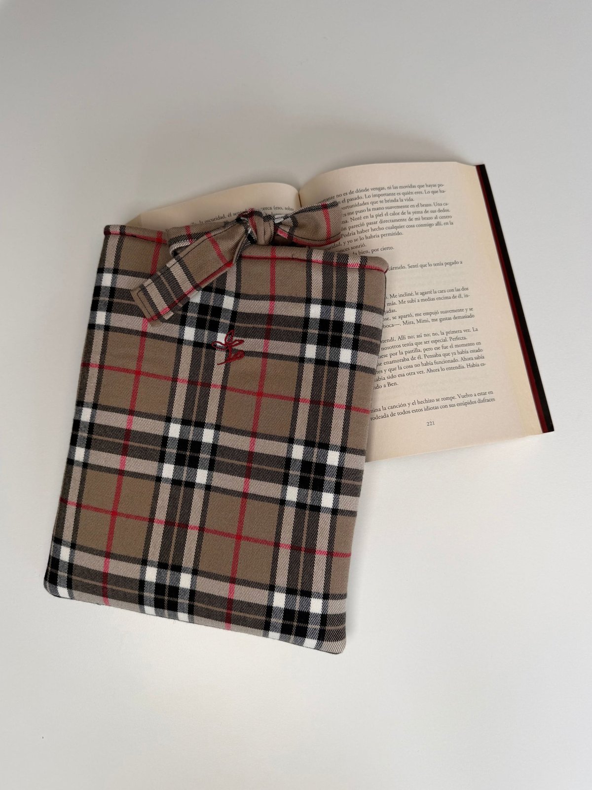 Funda de libro Ágatha tartán camel